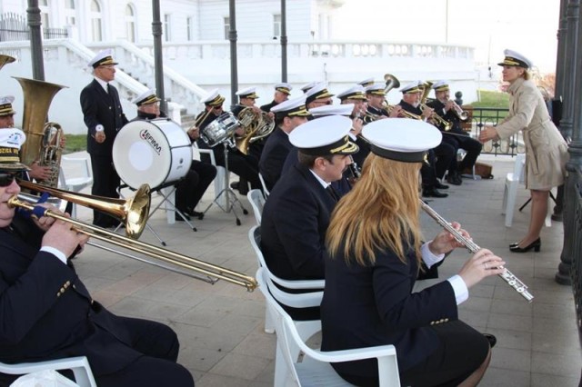 Fanfara „Muzica Apelor” încântă litoralul românesc și în luna august!