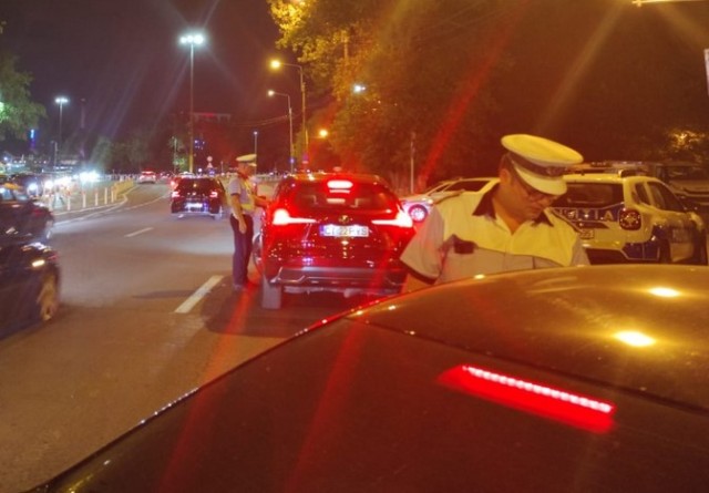 Beat și fără permis de conducere, la plimbare cu mașina prin Ovidiu