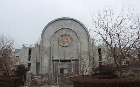 Arhiepiscopia Tomisului rămâne cu terenul din parcul de la Casa de Cultură
