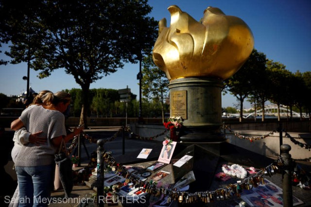 Paris: Localnici şi turişti au marcat 25 de ani de la moartea prinţesei Diana