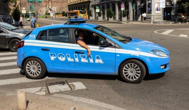 Româncă din Italia, reținută după ce a lovit cu mașina 4 polițiști: 