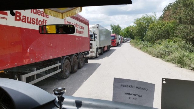 Coadă imensă de TIR-uri, cu numere de Ucraina, la Vama Negru Vodă, sensul de intrare în România