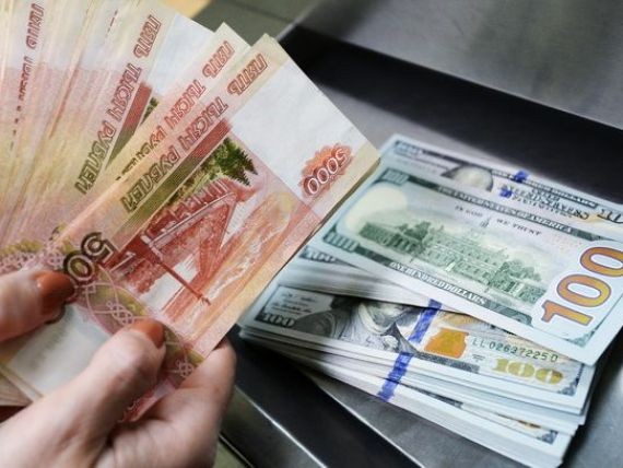 Rubla rusească a scăzut la cel mai redus nivel din ultimele 17 luni