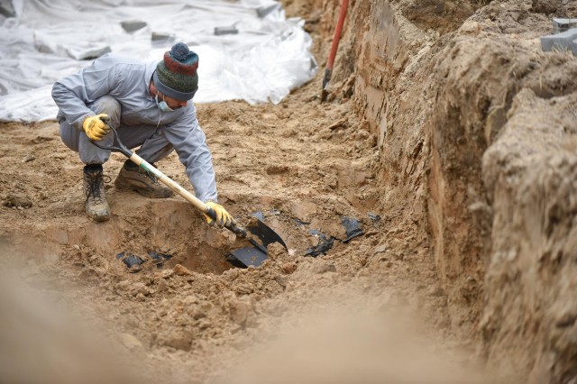 Ucraina: Șapte cadavre, descoperite într-o nouă groapă comună, în apropiere de Bucea