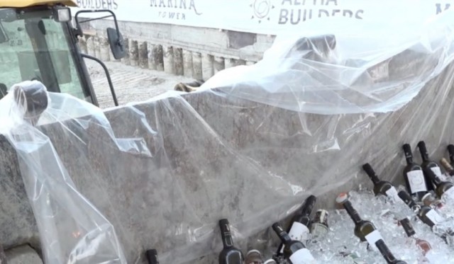 De ce a fost cărată șampania cu excavatorul, pe un șantier din Mamaia! Video