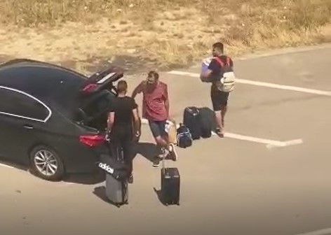 Șoferul care și-a golit BMW-ul de gunoaie, în zona Summerland, amendat cu 20.000 de lei