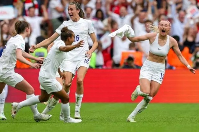 Fotbal feminin: Regina Elisabeta a II-a a descris titlul câştigat de Anglia ca o inspiraţie pentru fete şi femei