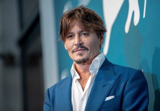 Johnny Depp, răsfățat de o roșcată tinerică și focoasă