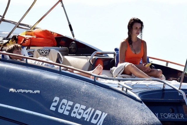 Penelope Cruz, răvășitoare în costum de baie la 48 de ani!