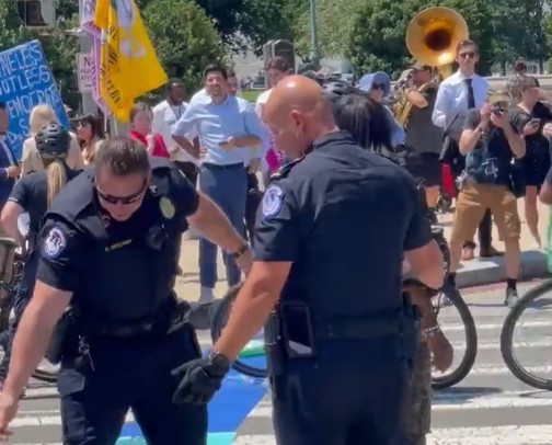 Cel puțin 17 parlamentari democrați arestați la un miting pentru 'dreptul la avort' în SUA. Video