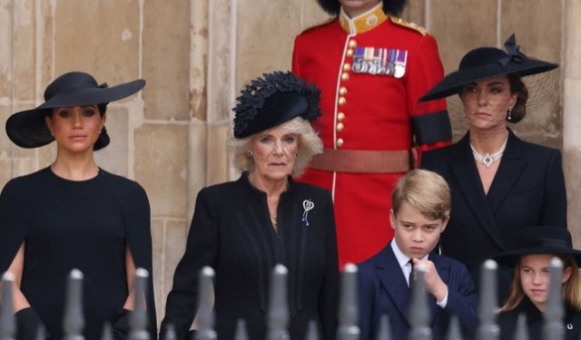 Kate şi Meghan i-au adus un omagiu reginei Elisabeta prin bijuteriile purtate la funeralii