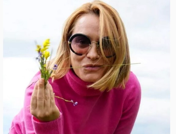 Gata cu inhibițiile! Andreea Esca și-a tras tatuaj îndrăzneț fix pe coloană