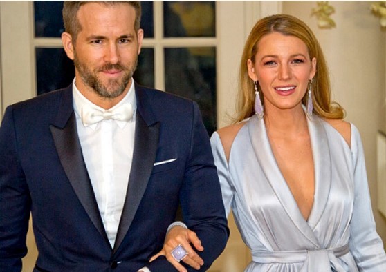 Cum arată Blake Lively în costum de baie? Mai are puțin și naște! Imagini rare din intimitate