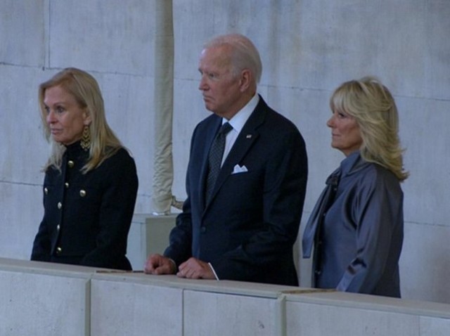 Joe Biden, Olena Zelenska şi Ursula von der Leyen, la Westminster Hall pentru a-i aduce omagiu reginei. Video