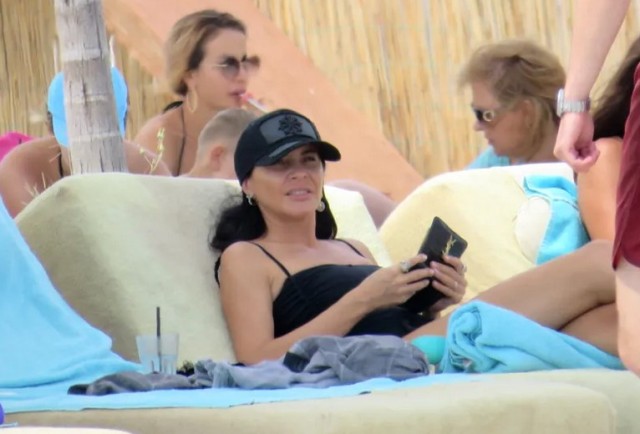Soția lui Cristi Chivu a dat Milano pe plaja din Mamaia!
