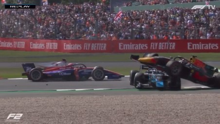 Accident oribil în Formula 2: O mașină a aterizat direct peste pilotul advers. Video