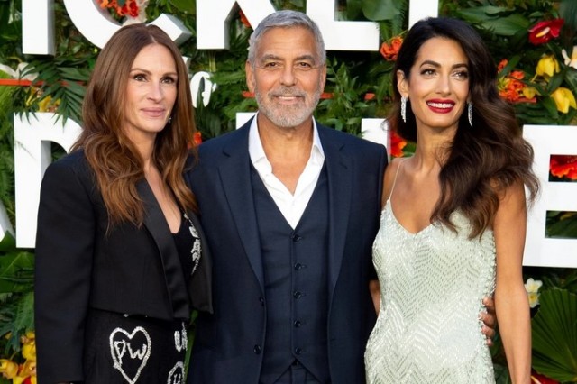 Amal Clooney și Julia Roberts, răvășitoare pe covorul roșu, la premiera filmului „Ticket To Paradise”
