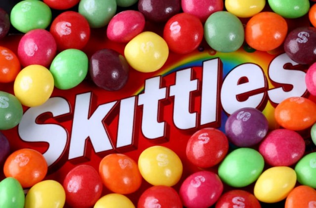 Bomboanele Skittles au un colorant nesigur pentru oameni: proces deschis în California