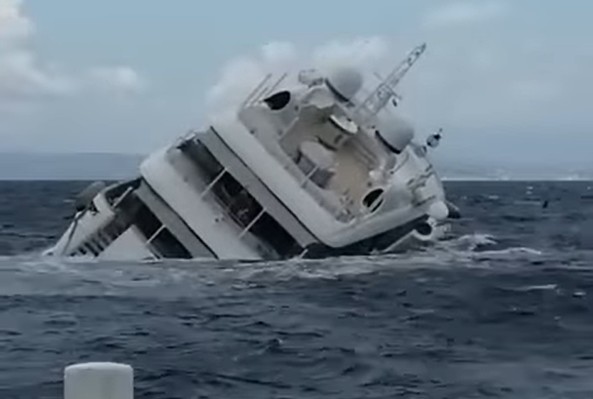 Iahtul unui oligarh rus s-a scufundat în apele Italiei. O ambarcațiune românească a salvat echipajul. Video