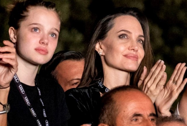 Așa mamă, așa fiică! Shiloh și Angelina Jolie, apariție surpriză la concertul Måneskin