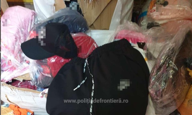 A vrut să facă contrabandă cu marfă contrafăcută și a zis că voia să le doneze