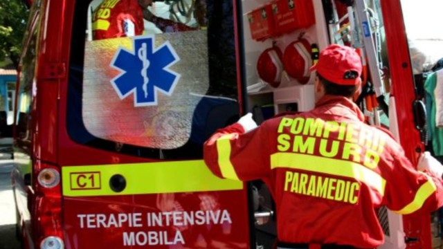 Un autoturism a intrat în copac, la intrare în Albești 
