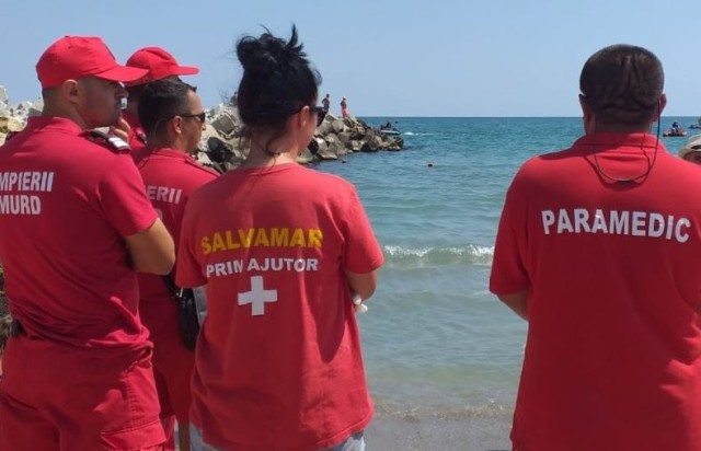 Persoană scoasă din apă pe plaja Blanco Beach, din Mamaia Nord