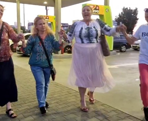 Diana Șoșoacă și un deputat joacă hora într-o benzinărie