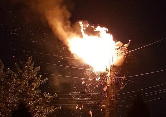 Incendiu la un stâlp de electricitate, de pe strada Sarmisegetuza