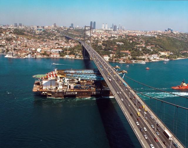 Turcia va creşte de 5 ori taxa pe care trebuie să o plătească navele care tranzitează Bosfor şi Dardanele