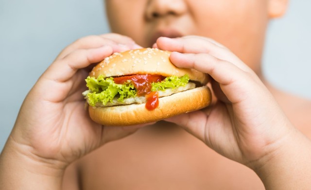Studiu: obezitatea infantilă crește de patru ori riscul hipertensiunii arteriale la maturitate