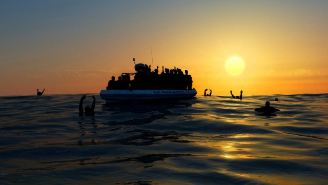 Navă cu migranți, descoperită la 30 mile est de Vama Veche