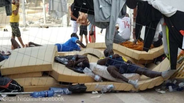 Autorităţile italiene au început evacuarea taberei de refugiaţi de pe insula Lampedusa
