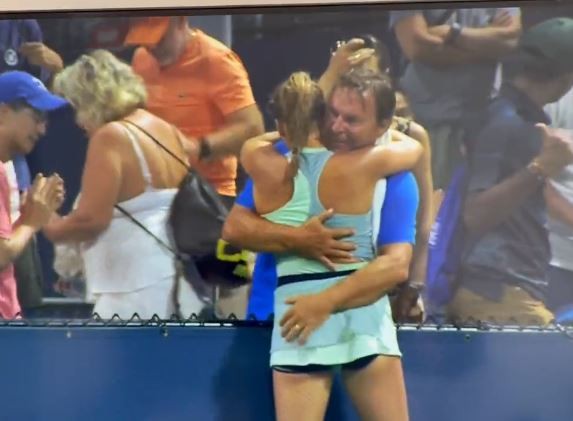 Tenis - US Open: O jucătoare de 16 ani a fost sărutată pe gură și atinsă pe fund de tatăl și de antrenorul ei. Video