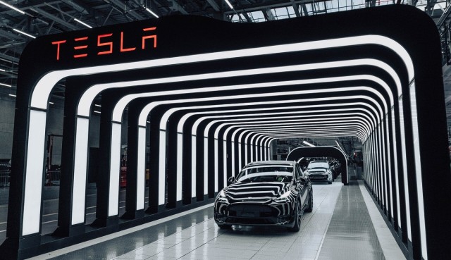 Tesla este cu mult în faţa constructorilor germani în cursa globală a automobilelor electrice