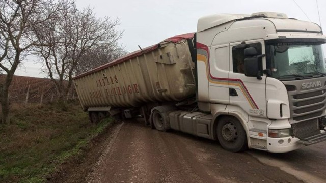 Accident rutier: Un TIR a derapat, pe DN 22