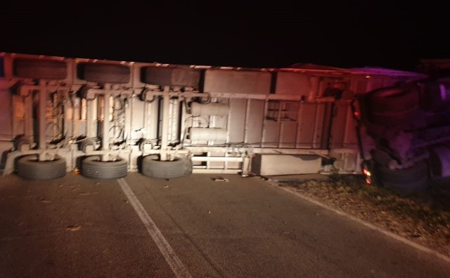 Accident rutier: TIR răsturnat, la intrare în Tortoman