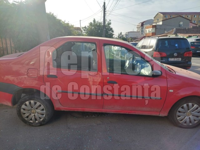 Inconștiență la volan! Un șofer de TIR a acroșat și târât după el un automobil; Video