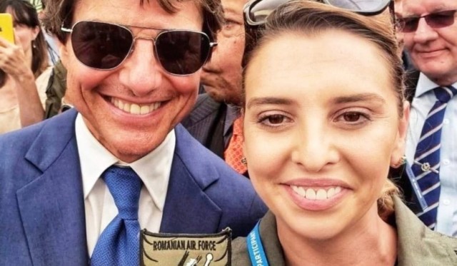 Tom Cruise s-a fotografiat cu un căpitan român și emblema Forțelor Aeriene Române