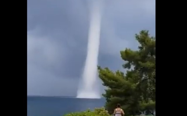 O tornadă puternică a lovit Halkidiki, localitatea unde românii merg în vacanțe. Video