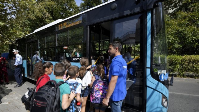 Cîmpeanu: 'Legea Educației prevede asigurarea gratuității reale pentru transportul elevilor'