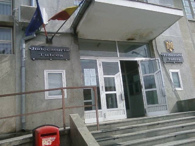 Culmea tupeului: A furat un telefon din clădirea Tribunalului