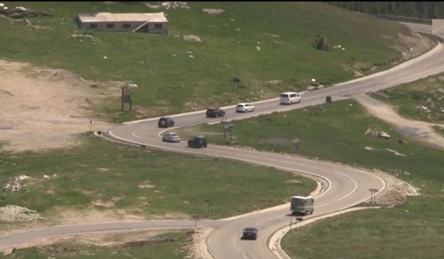 Turiştii s-au înghesuit pe Transalpina în minivacanţa de Rusalii