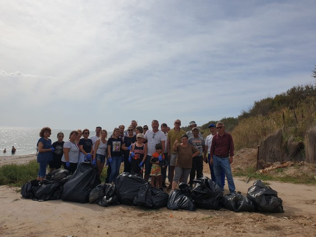 Plaja din Tuzla, ecologizată de voluntari