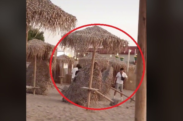 Trei ”pui de vijelie” au pus la pământ umbrelele de pe plajă, la Vama Veche! Video