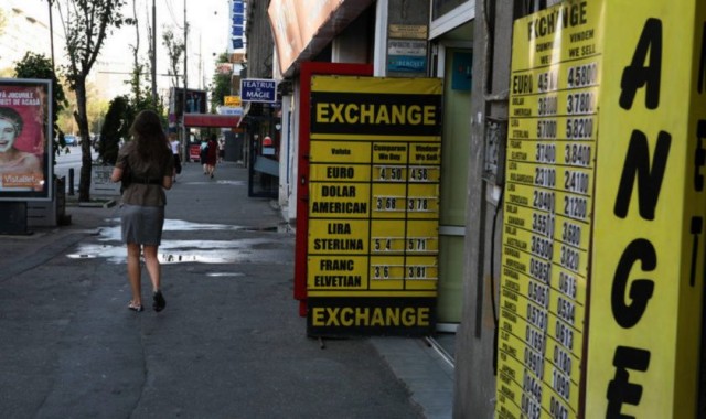 Casele de schimb valutar şi băncile vor trebui să afişeze comisioanele percepute pentru conversie