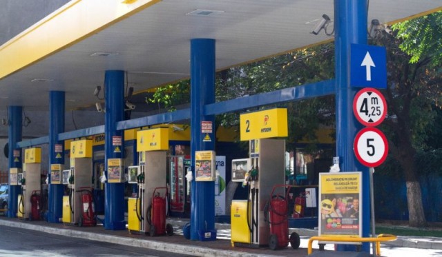 Cu cât s-ar putea ieftini litrul de benzină