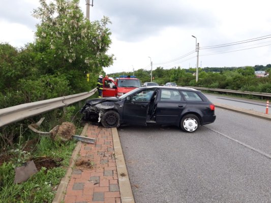 Autoturism intrat în parapet la ieșire din localitatea 23 August