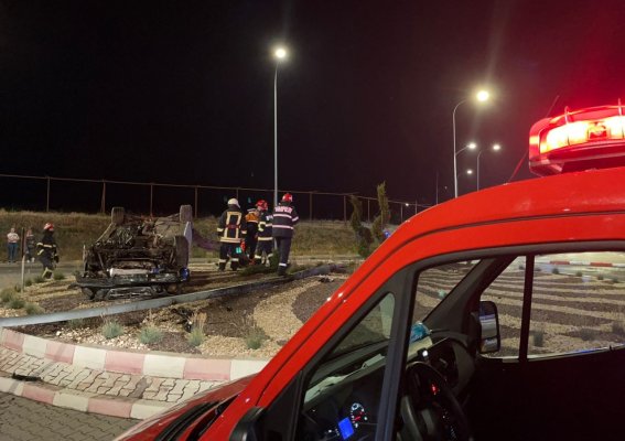 O mașină s-a făcut acordeon după ce s-a răsturnat în sensul giratoriu. Video