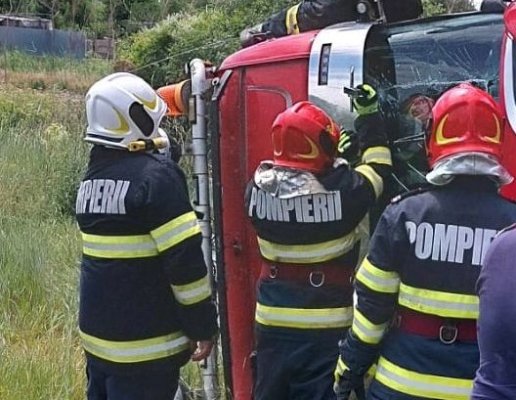TIR răsturnat pe drumul care duce către bac Smârdan
